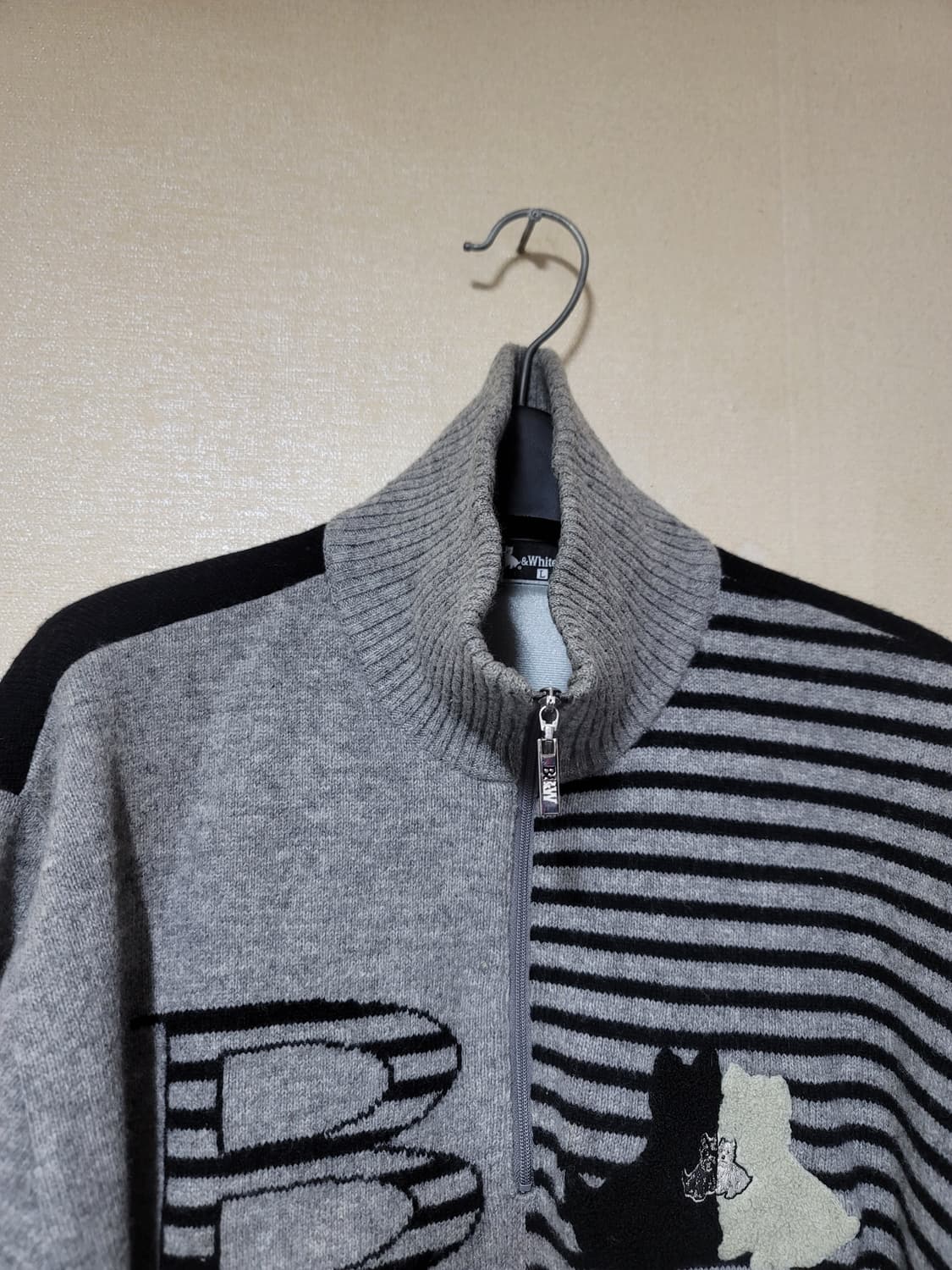 블랙앤화이트 방풍 반집업니트 상품이미지2