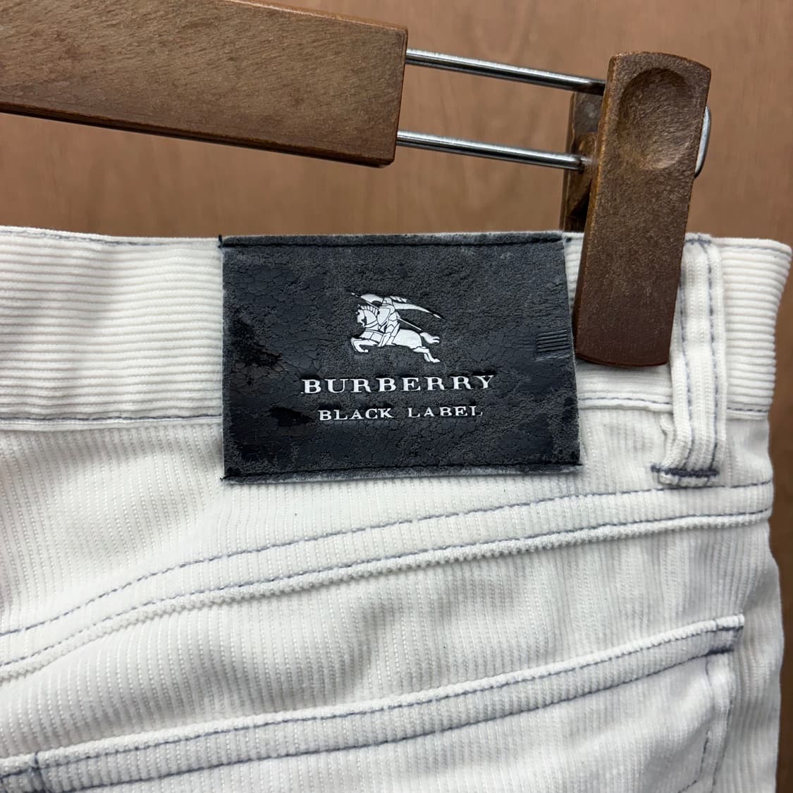 버버리 블랙 라벨 스트레이트 팬츠 골덴 스티치 가죽 패치 디테일 화이트 상품이미지7