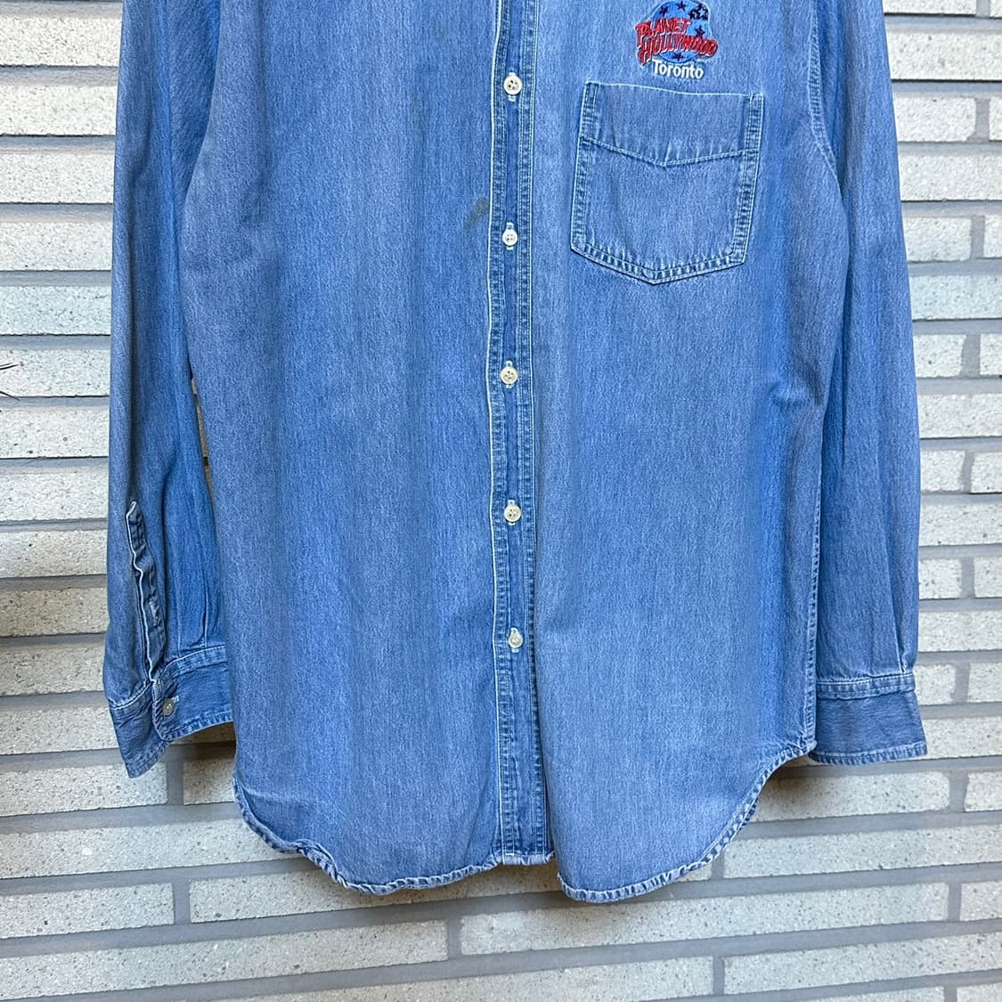 플래닛 할리우드 데님 긴팔셔츠 레터링 자수 원포켓 디테일 중청 상품이미지5