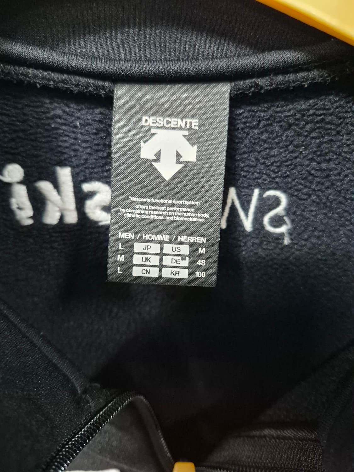 데상트 스위스 스폰서 블랙 트레이닝 자켓 남성100 상품이미지3