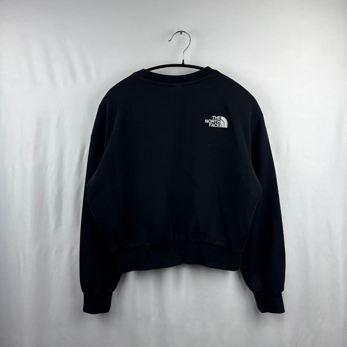 (S) 노스페이스 우먼스 자수로고 크롭 맨투맨 블랙 상품이미지6