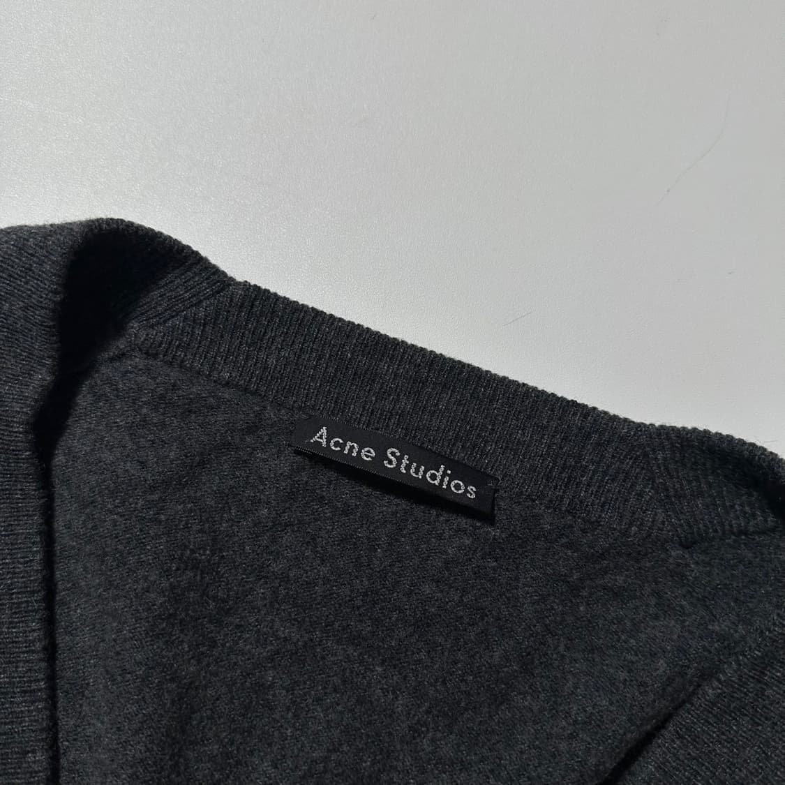 아크네 스튜디오 울 페이스 로고 패치 니트 가디건 상품이미지4