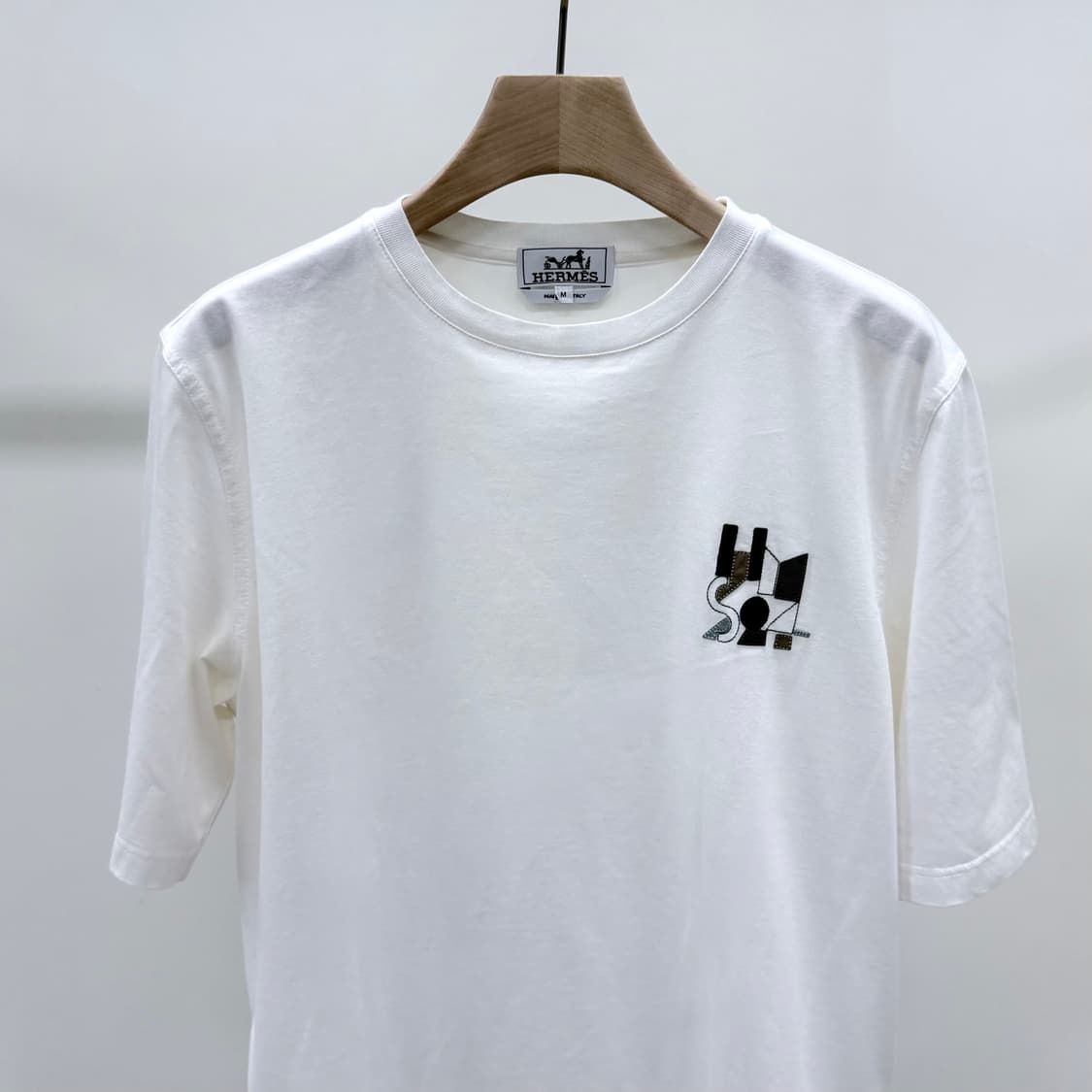 [S+급/M] 에르메스 램스킨 레더 패치 화이트 반팔 티셔츠 상품이미지3