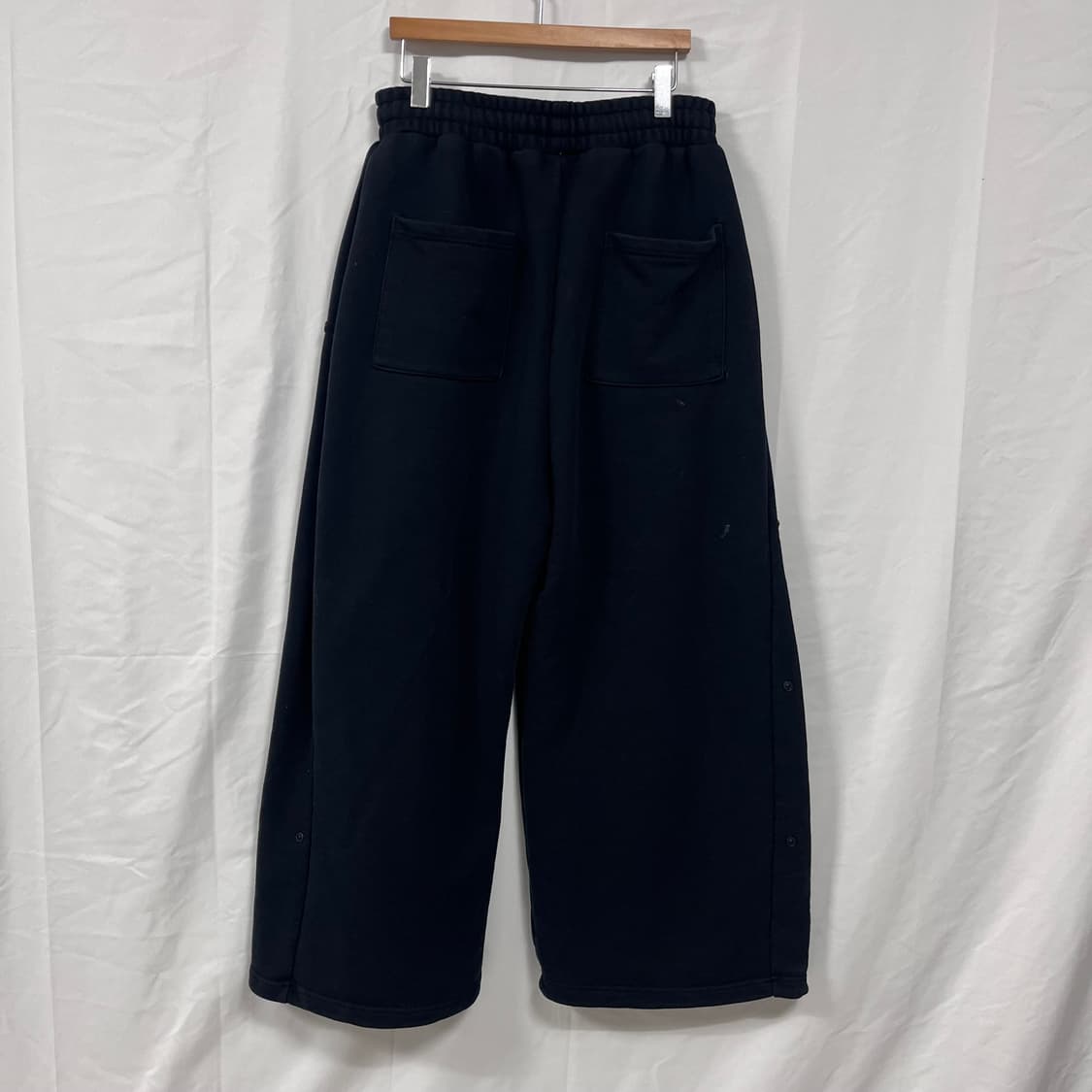 어반드레스(AVANDREE) 스냅 와이드 밴딩 스웻 팬츠 상품이미지2