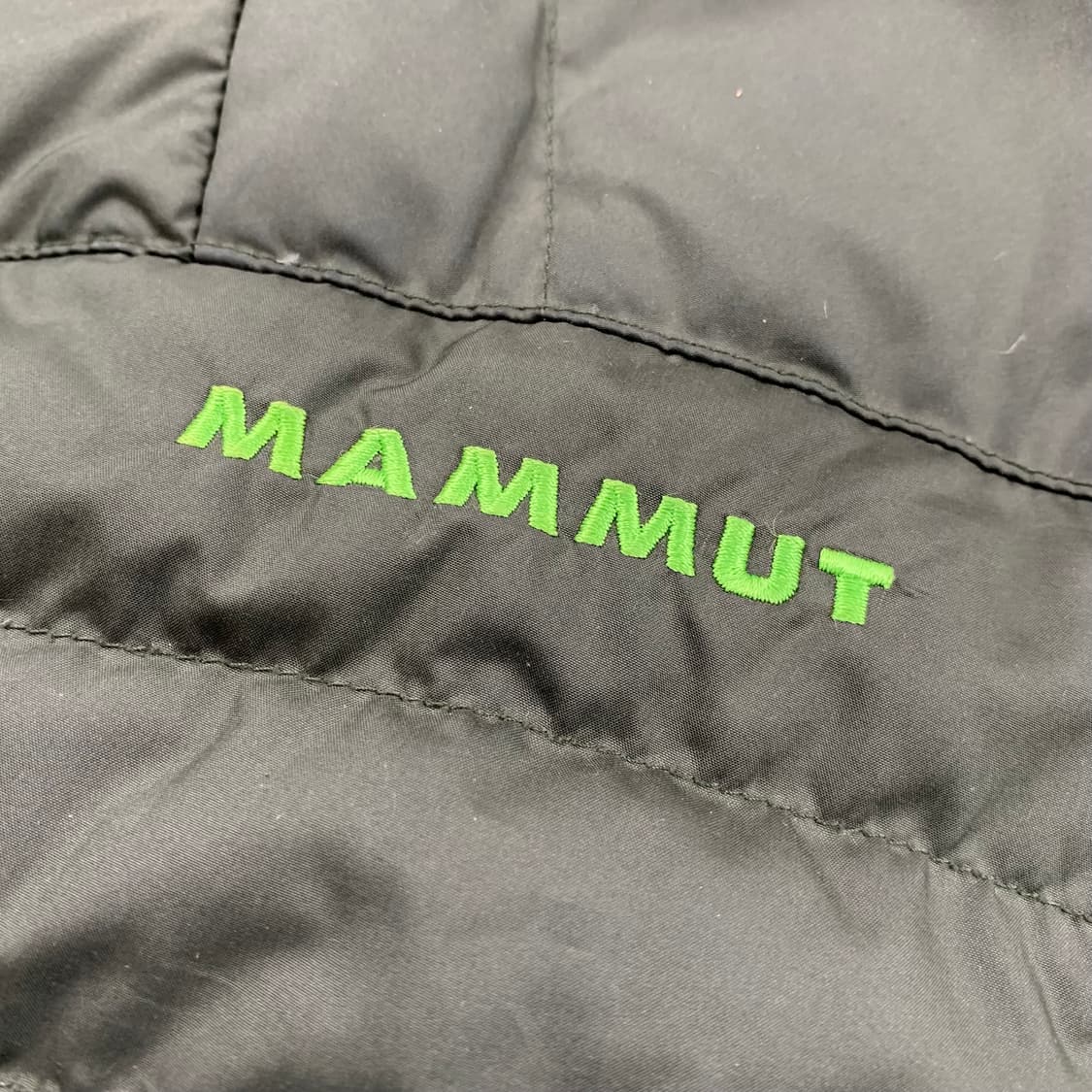 마무트 자수로고 다크브라운/네온 리버시블 덕다운 경량패딩 상품이미지4