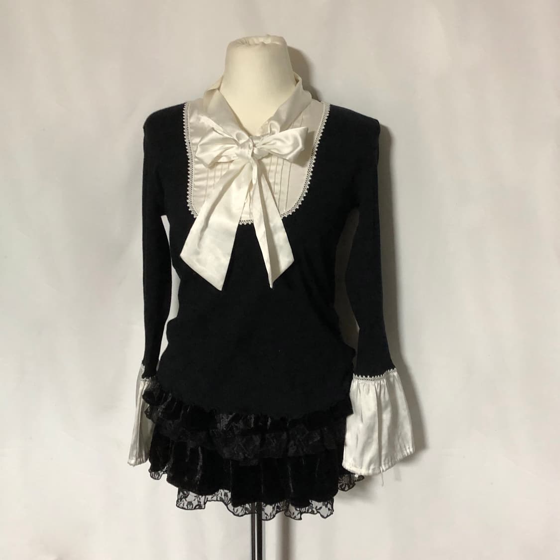 리본 커프스 탑 블랙 상품이미지4