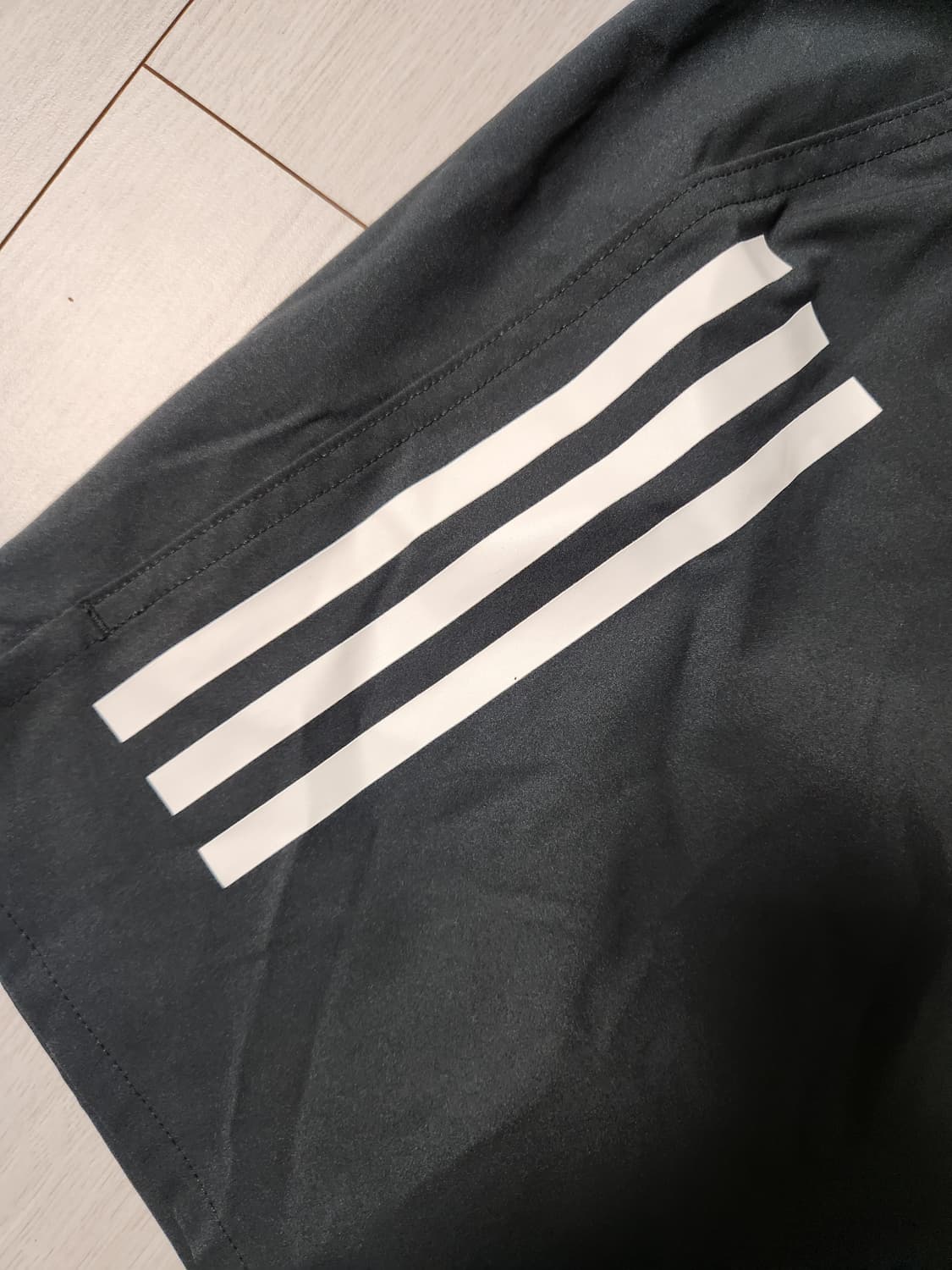 아디다스 삼선 러닝 반바지 블랙 사이즈XL

오염 하자없이 깨끗해요^^
 상품이미지3