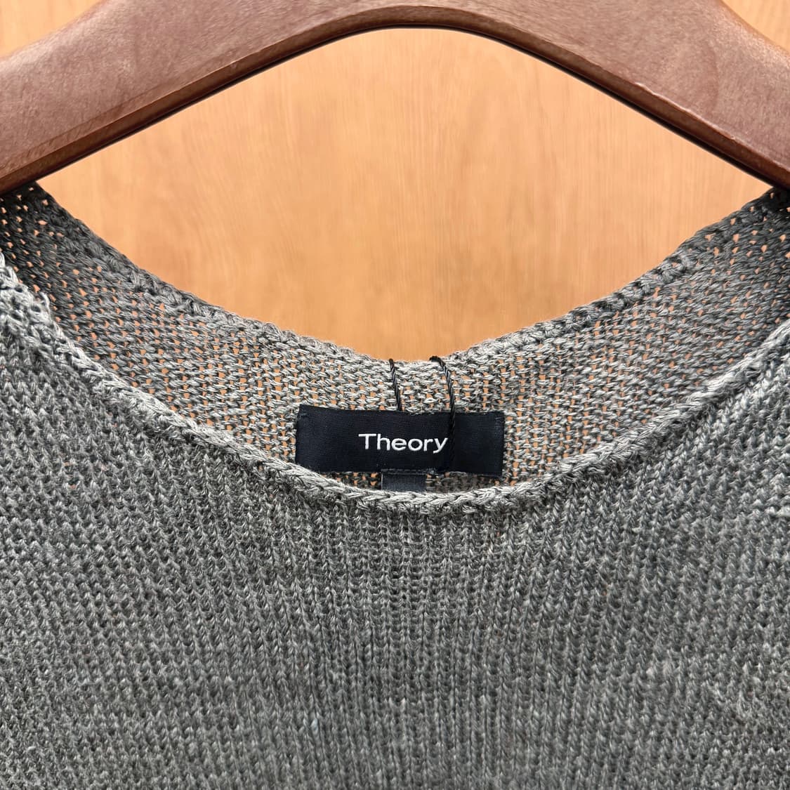 띠어리 라운드넥 슬리브리스 니트 무지 시어 텍스처 디테일 슬림핏 카키 상품이미지6