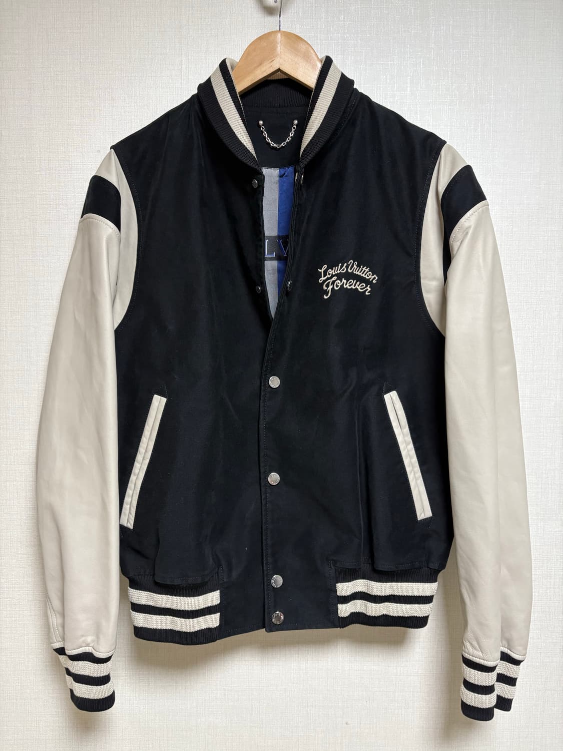 [48] 루이비통 램스킨 포에버 로고 바시티 자켓 상품이미지1