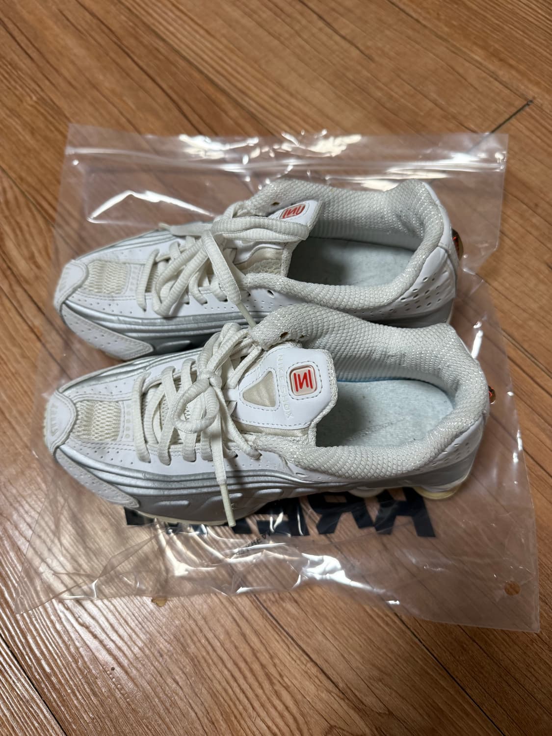 나이키 샥스 R4 화이트 230 상품이미지1