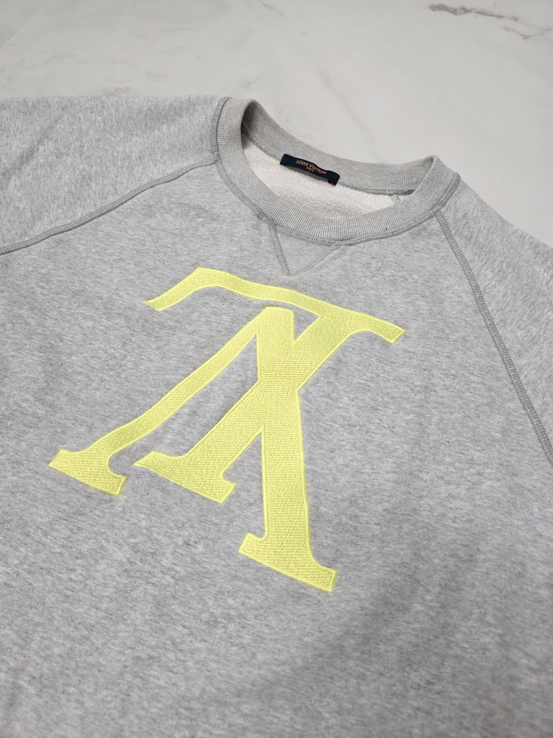 정품 루이비통 업사이드다운 형광 로고 맨투맨 100 상품이미지2