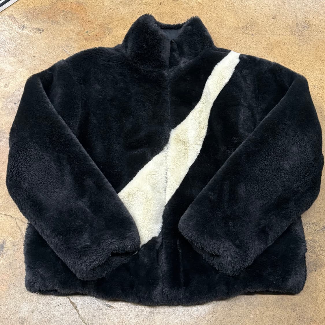 나이키 블랙 화이트 빅 스우시 퍼 자켓 털 집업 상품이미지2