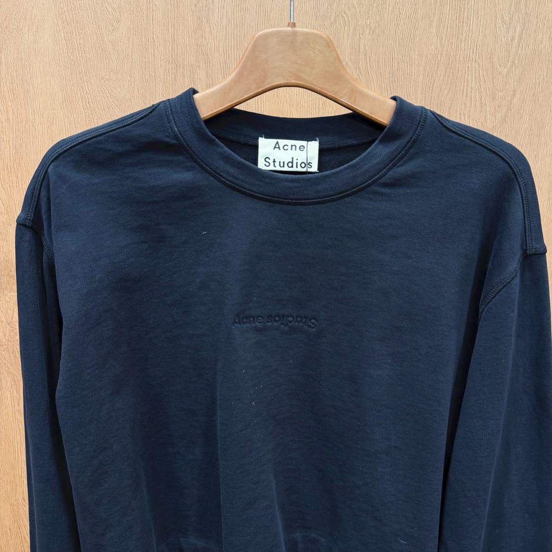 아크네 스튜디오 라운드넥 긴팔 크롭 맨투맨 로고 자수 디테일 블랙 상품이미지3