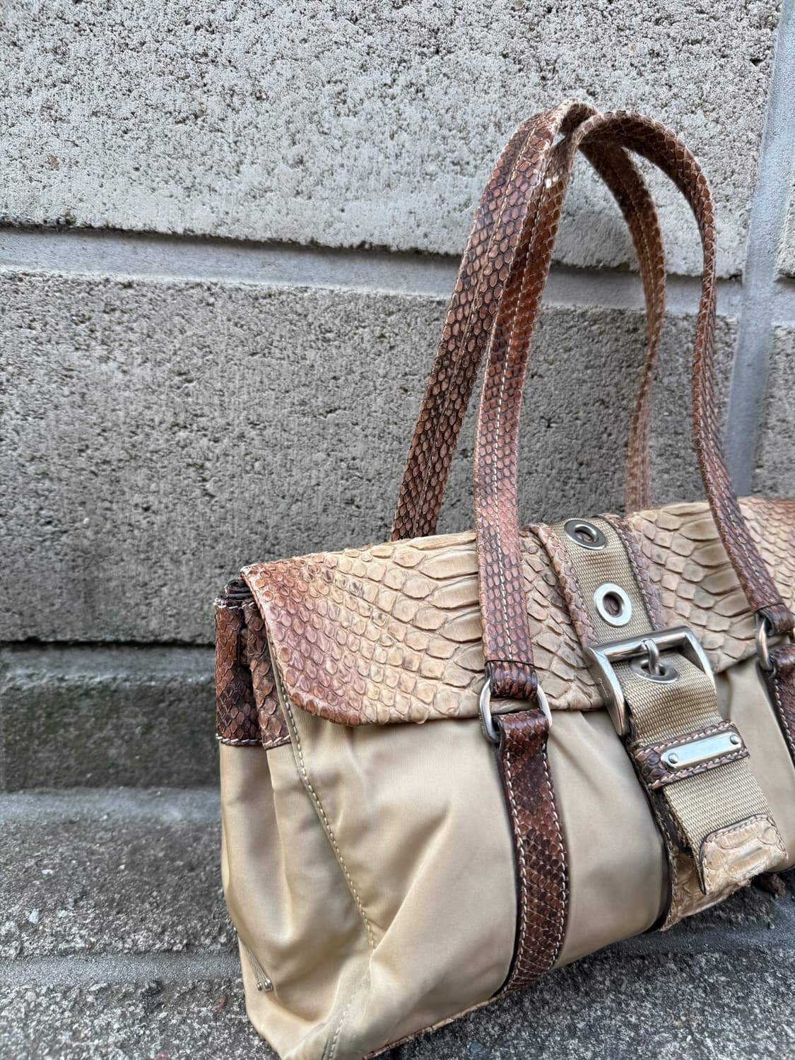 프라다 스네이크 스킨 숄더백 상품이미지8