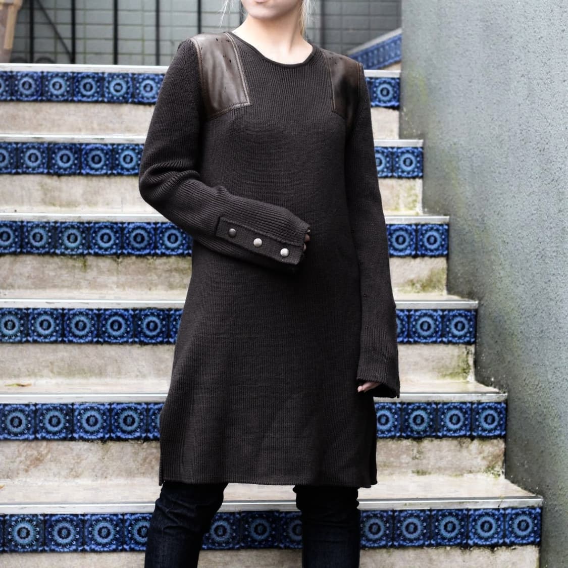 끌로에 레더 패치 울 니트 원피스 상품이미지1