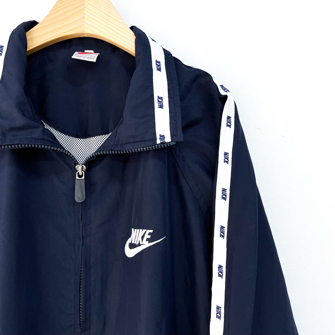 나이키 90s 스우시 사이드 스펠아웃 네이비 우븐자켓 상품이미지4
