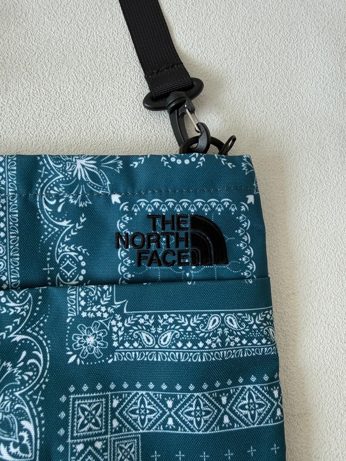 노스페이스(THE NORTH FACE) 반다나 패턴 크로스백 상품이미지3