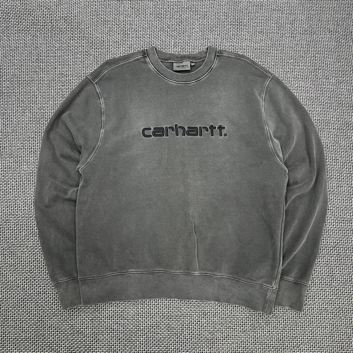 착샷O 칼하트 Wip 그레이 워시드 맨투맨 상품이미지1