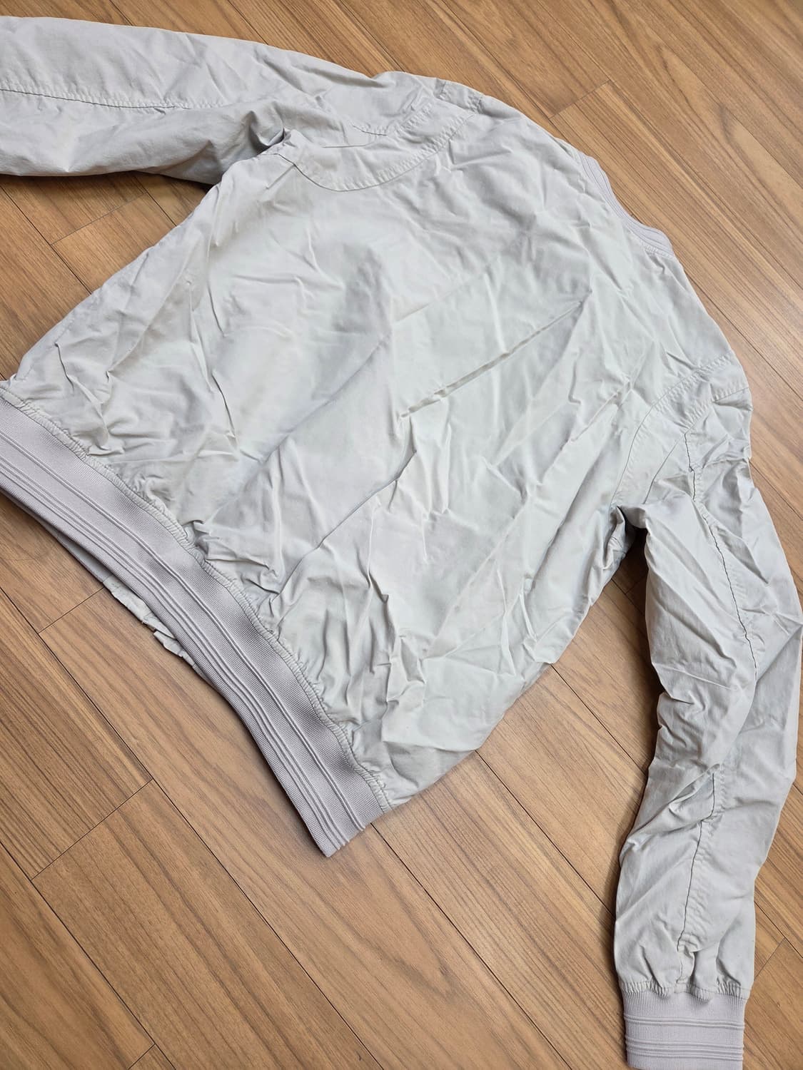 아이보리 색상의 얇은 톤 GUESS 봄 자켓입니다. 사이즈는 S이고 가슴 상품이미지2