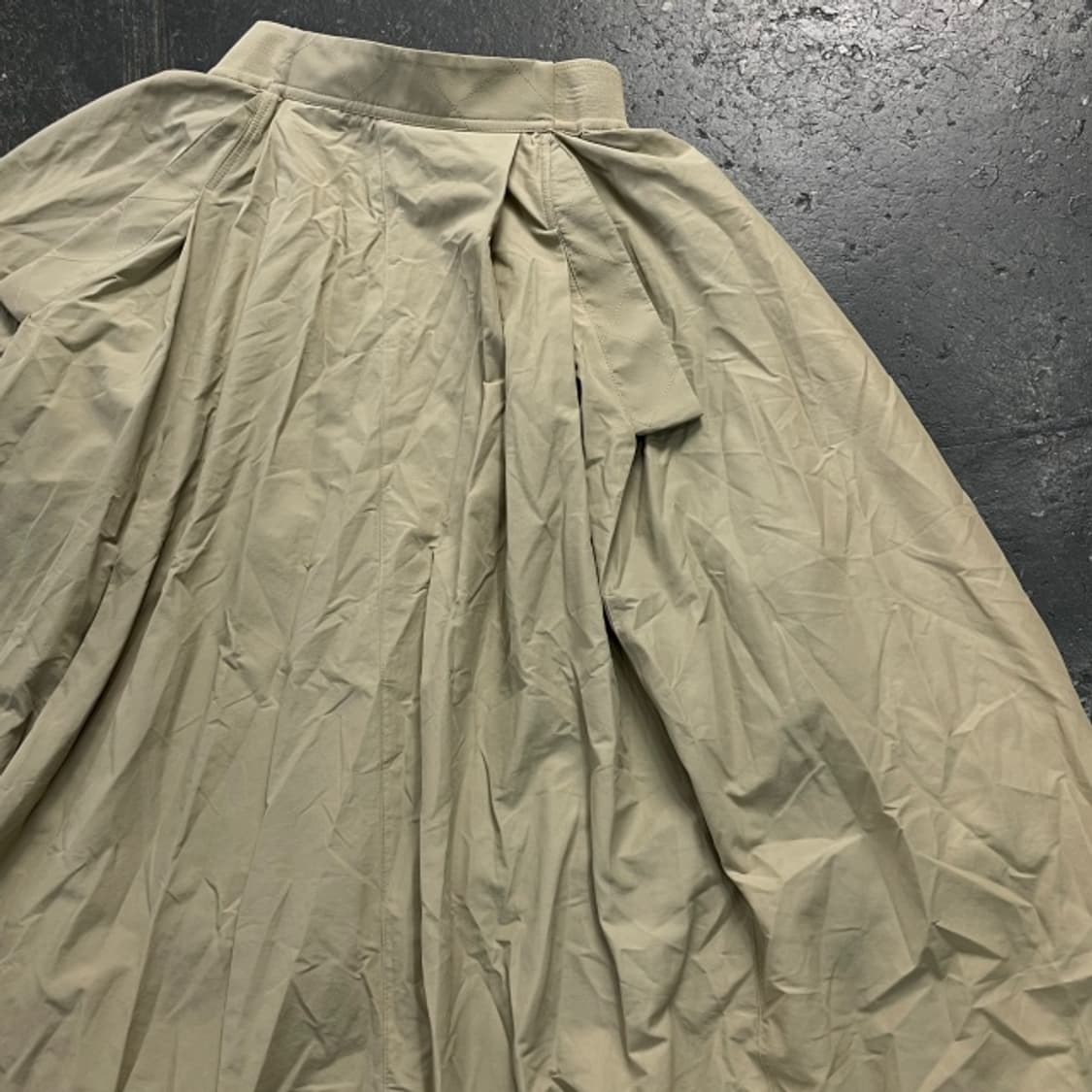 한섬 시스템 22SS 나일론 플레어 스커트  상품이미지2