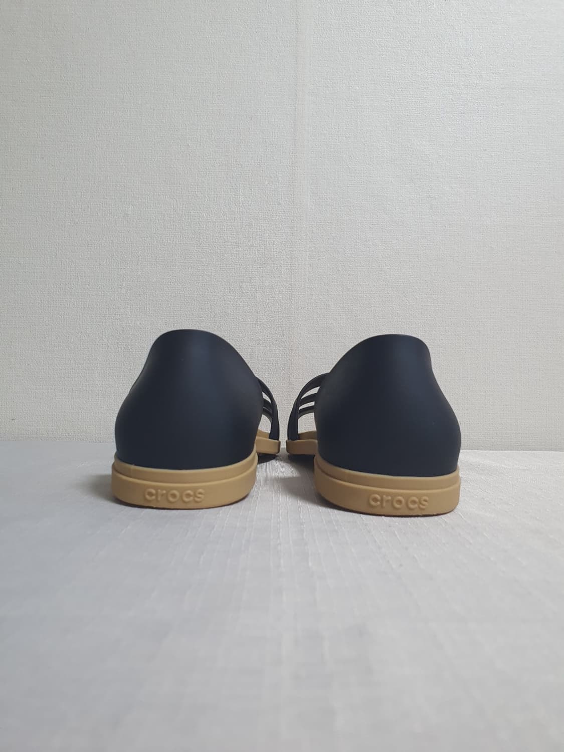 220mm 크록스 툴룸 오픈 플랫 샌들 블랙 탄 상품이미지7