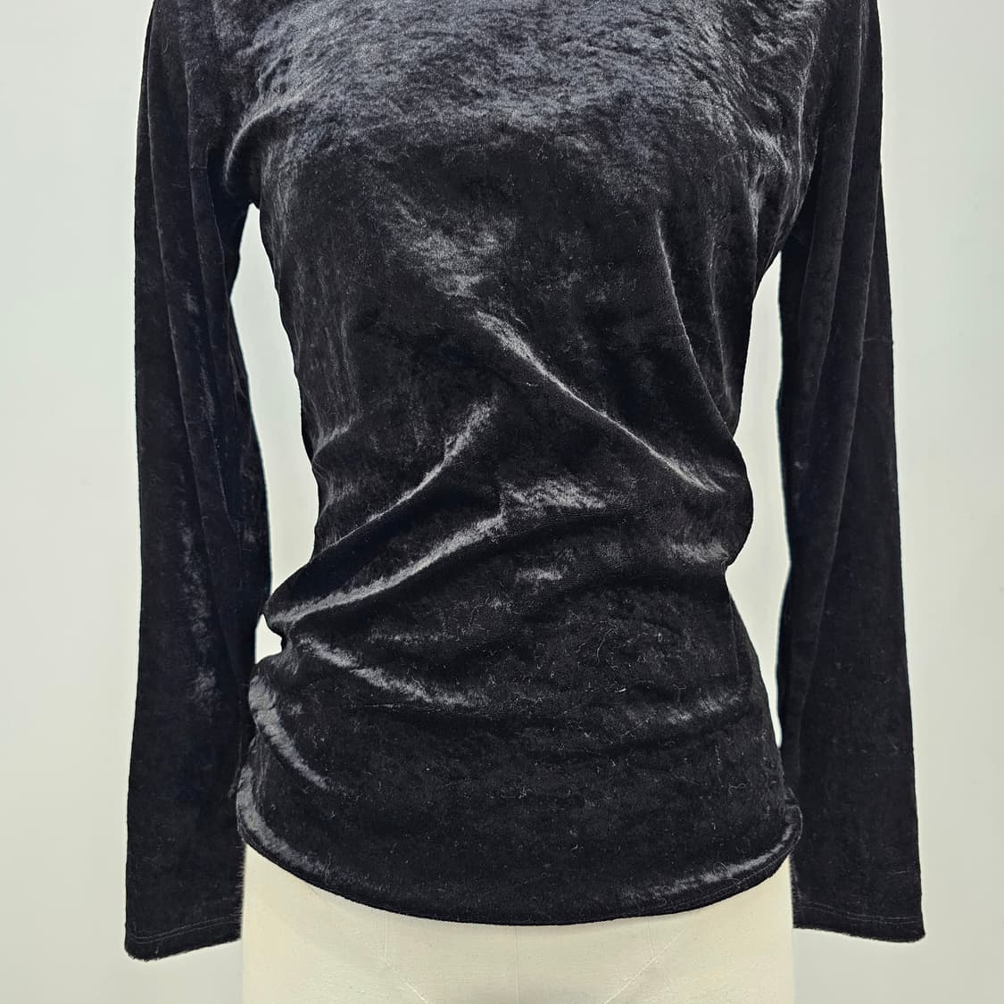 유니클로 블랙 벨벳 긴팔티셔츠 상품이미지5