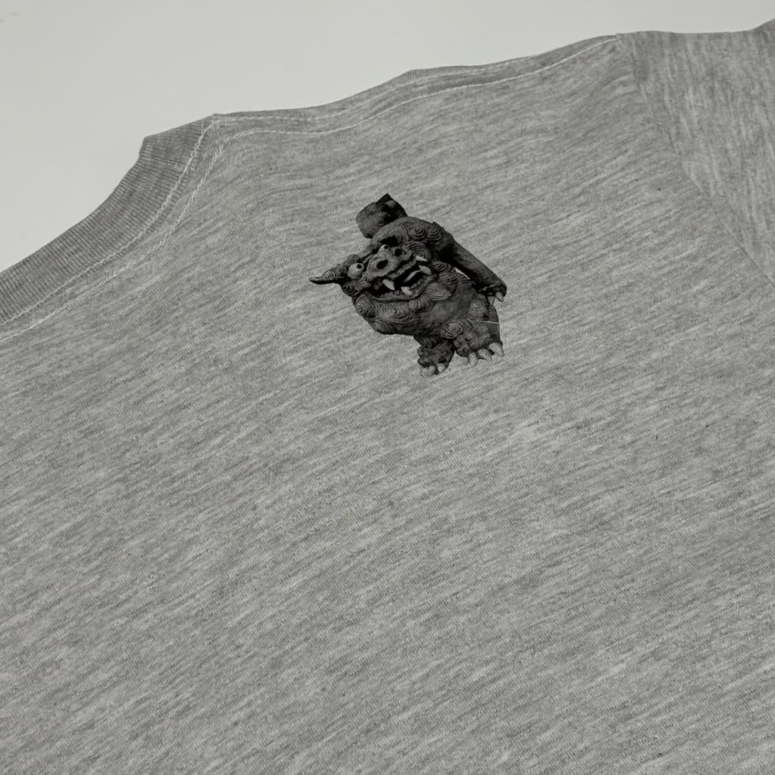 오키나와 시사(Shisa) 콜라주 아트 그래픽 티셔츠 상품이미지3