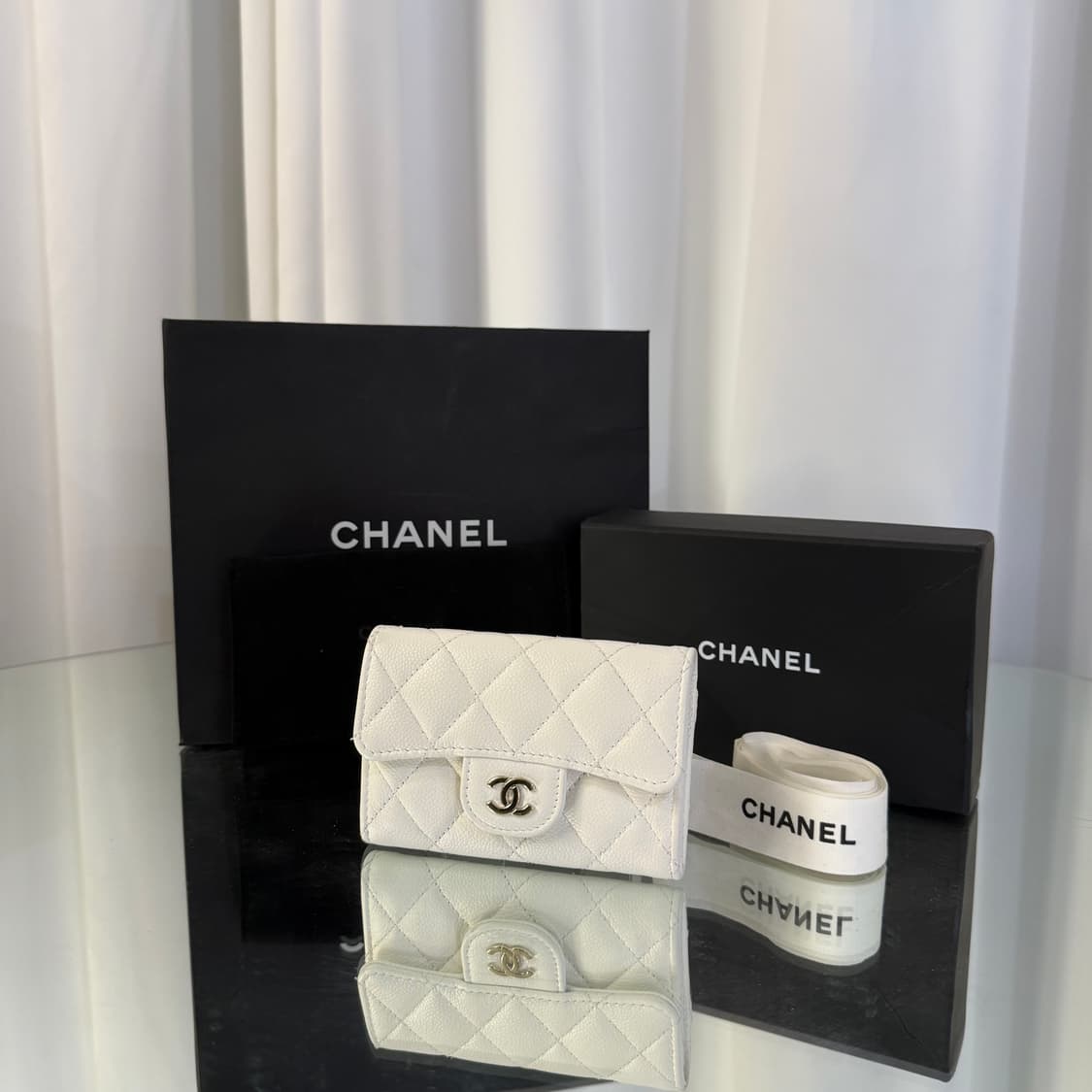 샤넬 클래식 캐비어 카드 홀더 그레인드 카프스킨 & 골드 메탈 화이트  상품이미지3