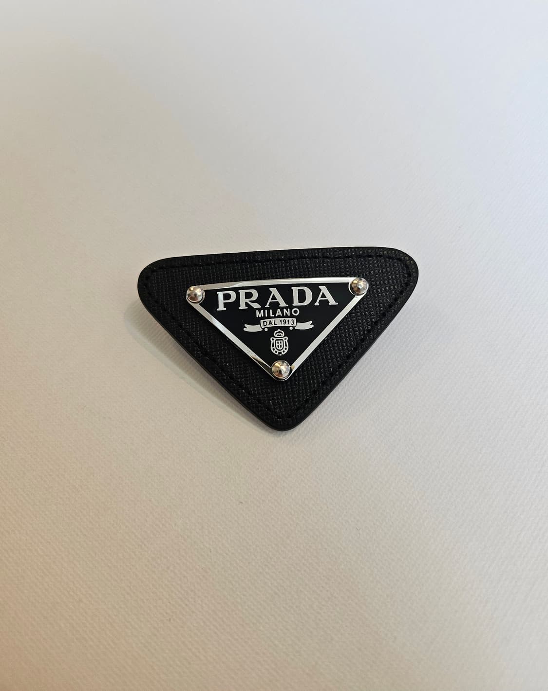 프라다 업사이클링 사피아노 삼각 브로치 (대) 상품이미지1