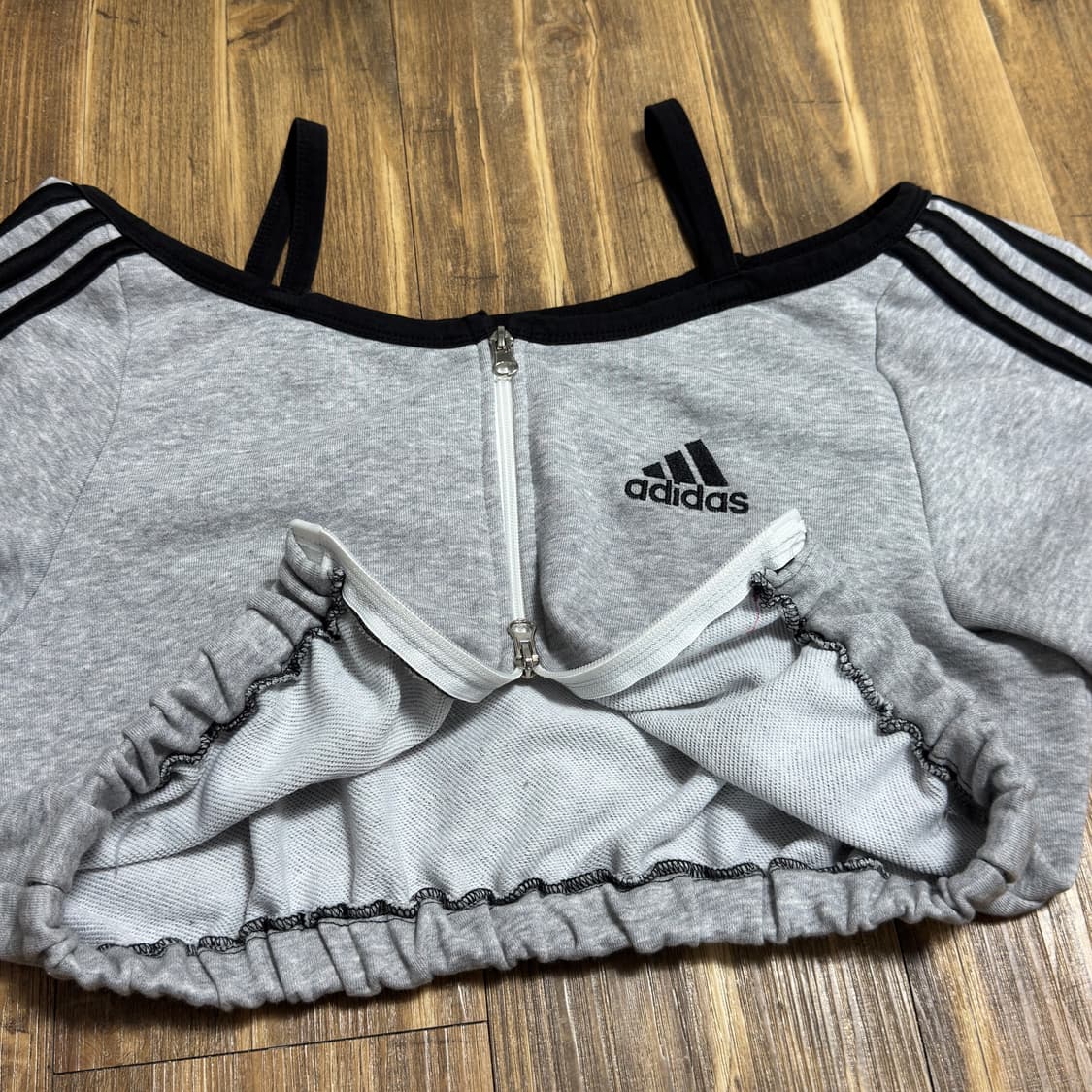 아디다스 커스텀 오프숄더 크롭 집업 상품이미지4