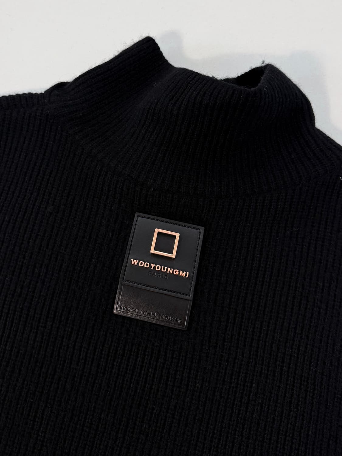 우영미 21fw 오버사이즈 레더 스퀘어 폴라넥 울 니트 상품이미지4