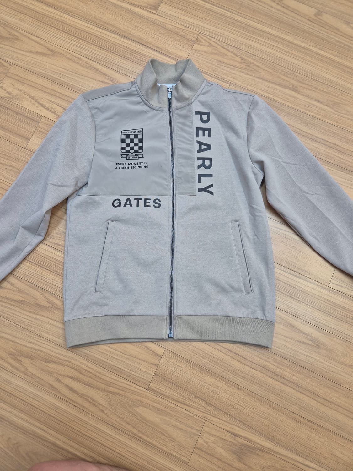 사이즈 95인 PEARLY GATES 자켓입니다. 톤 다운된 베이지 색상 상품이미지1