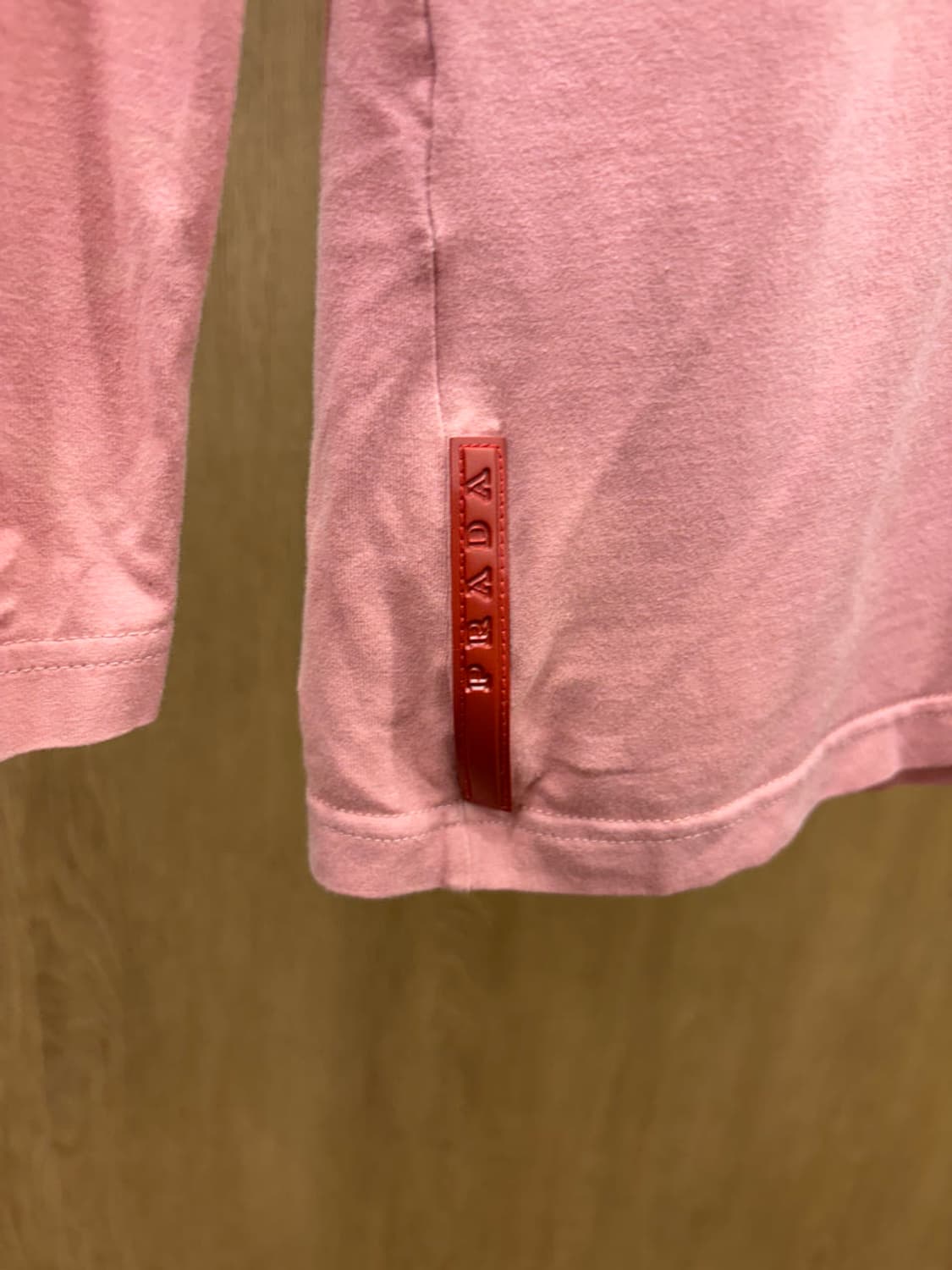 프라다 브이넥 카라 티셔츠 레드 로고 탭 후면 지퍼 포켓 디테일 핑크 상품이미지5