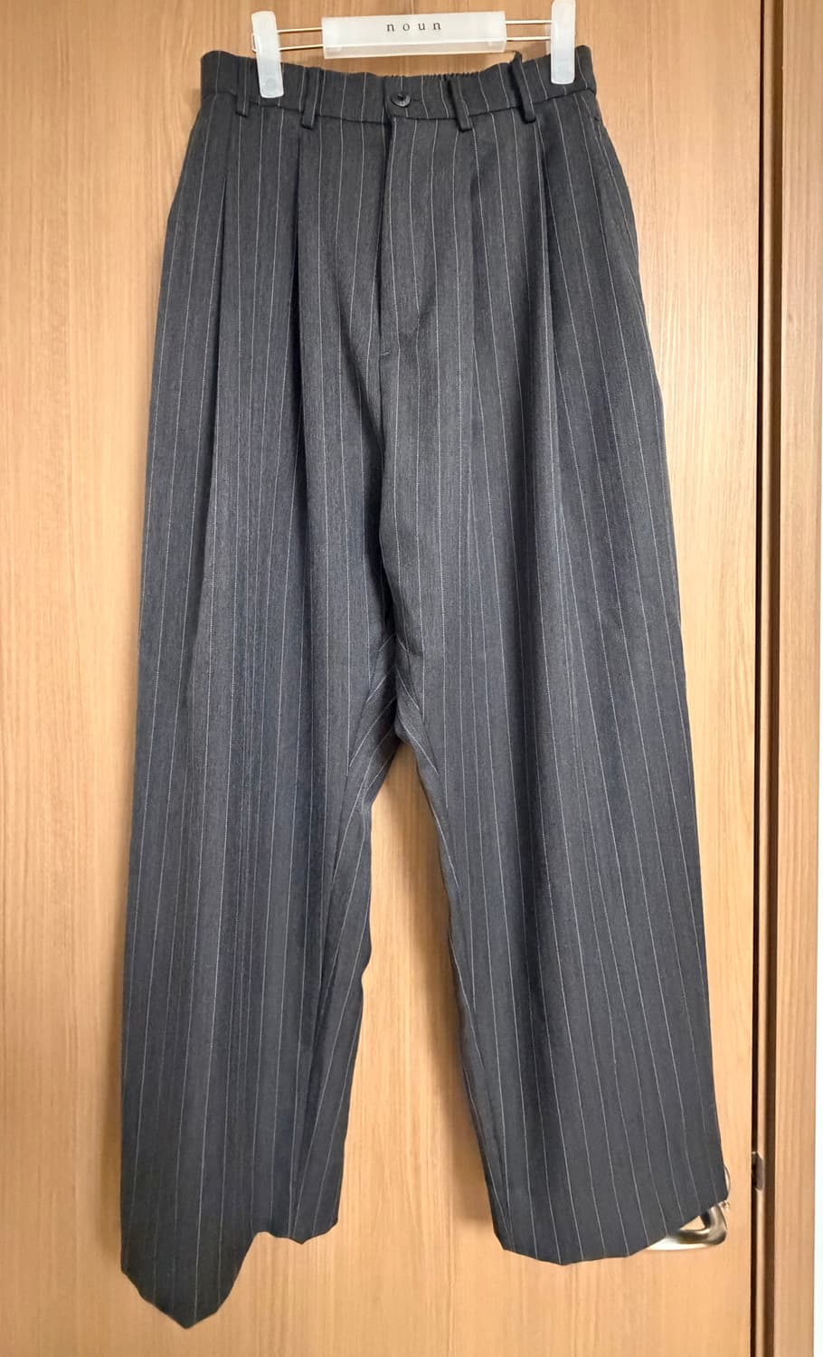 (극미,1사이즈)노운 와이드 테이퍼드 슬랙스 팬츠 스트라이프 차콜 상품이미지2