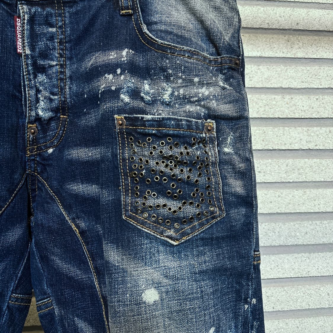 디스퀘어드2 하이 콘트라스트 워싱 데님팬츠 절개패널 페인팅 디테일 상품이미지6