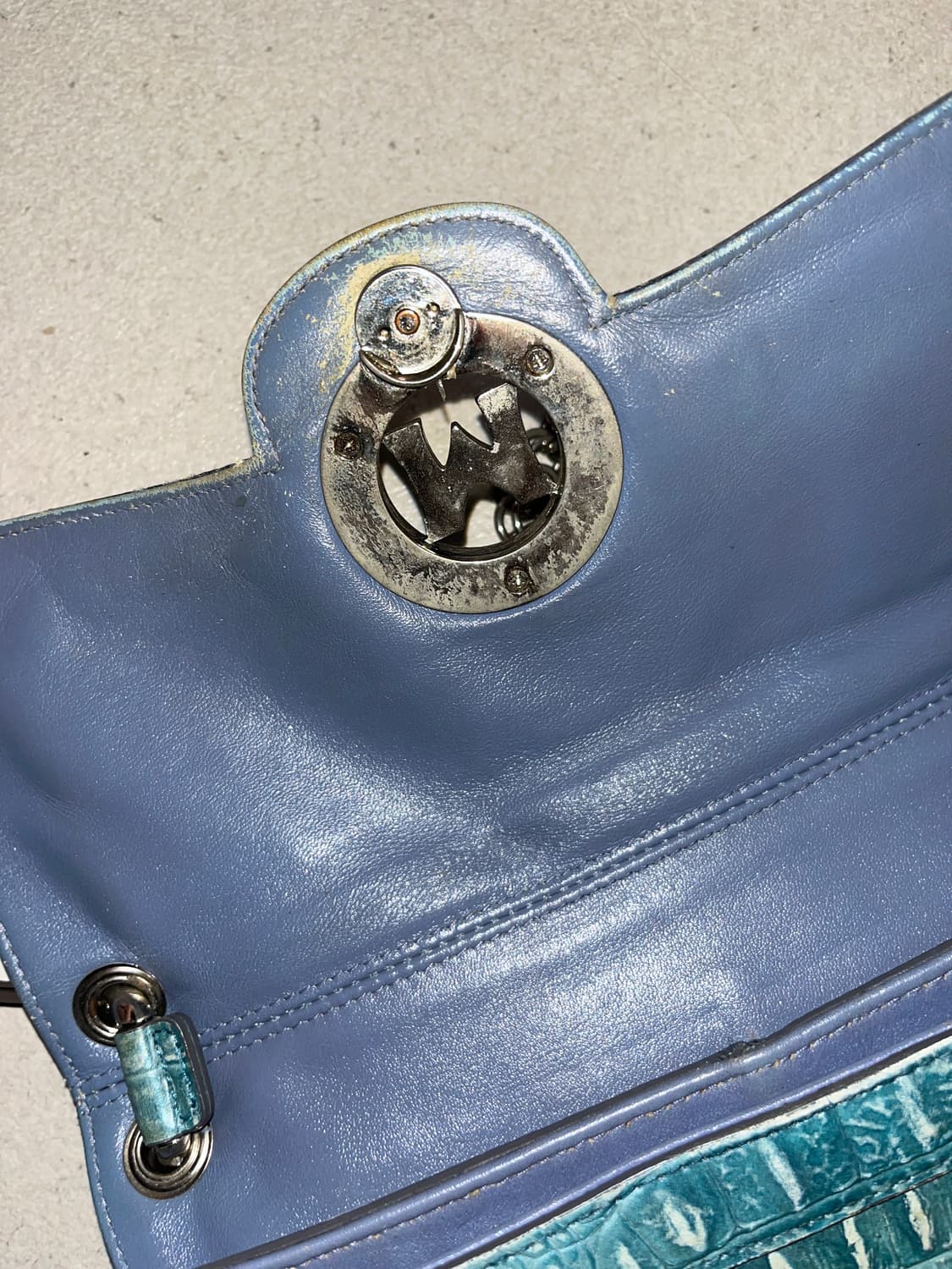 Metrocity Croco-Embossed Shoulder Bag 상품이미지2