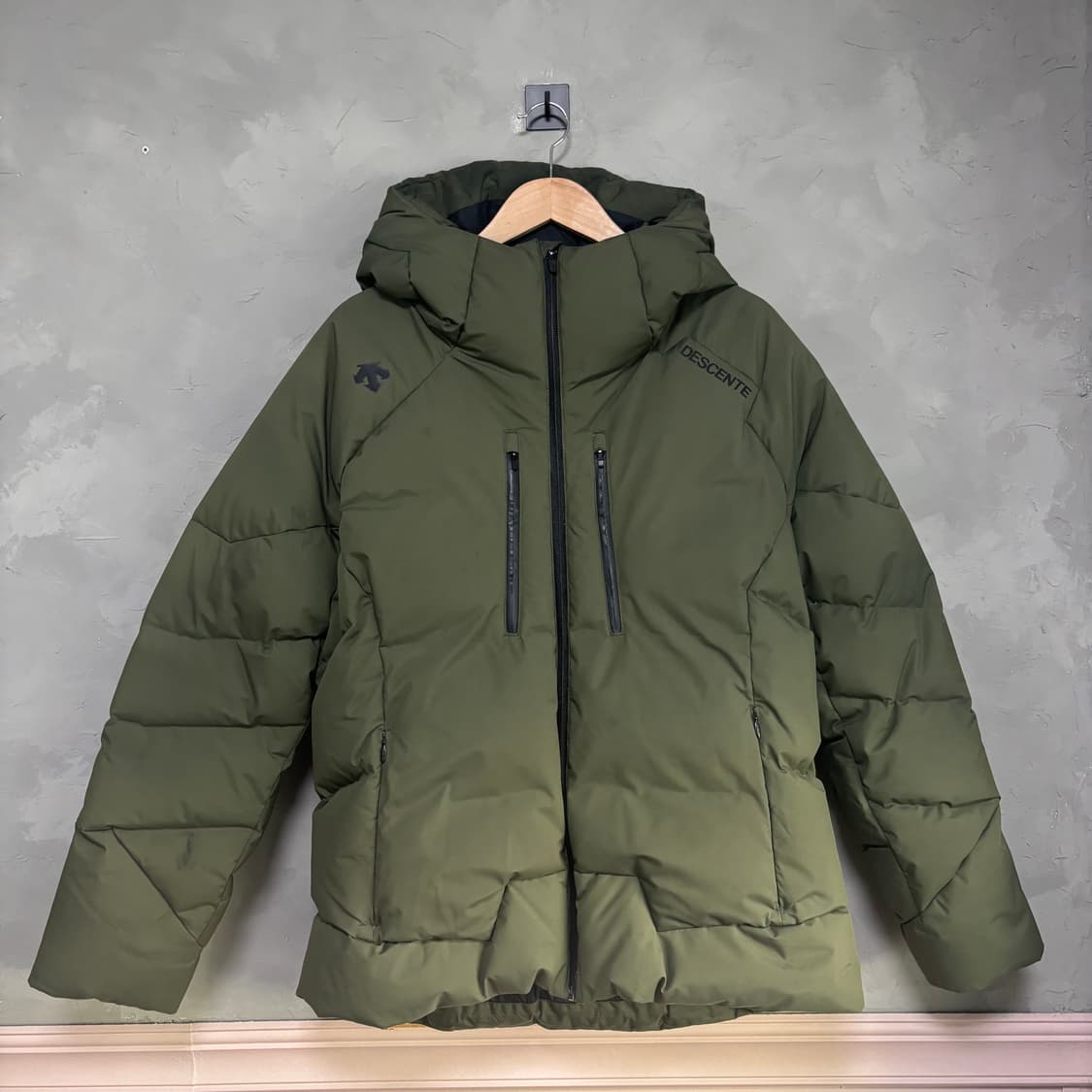 데상트 덕다운 패딩 카키 상품이미지1