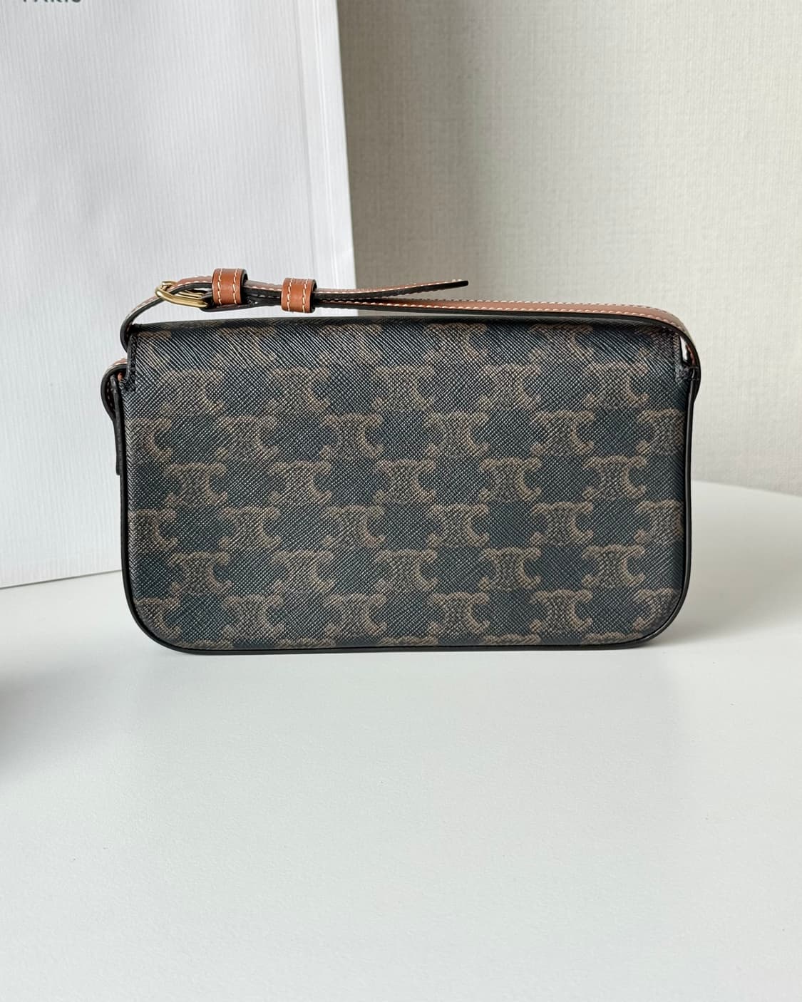 셀린느 클로드 숄더백 트리옹프 탄 상품이미지5