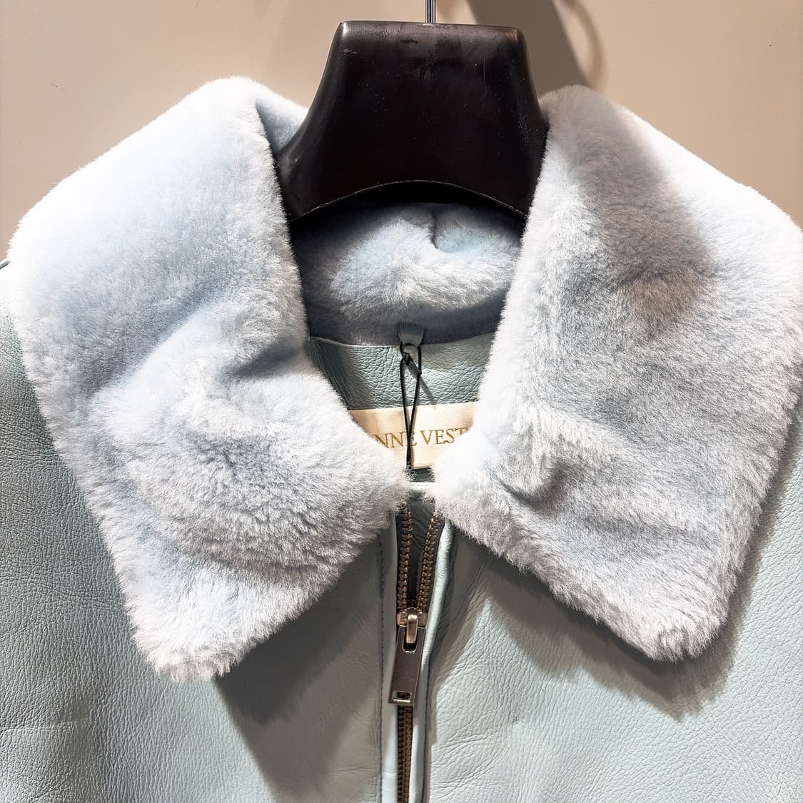 (정품/새상품) 앤 베스트 여성 스카이블루 양가죽 양털 무스탕 조끼 상품이미지2