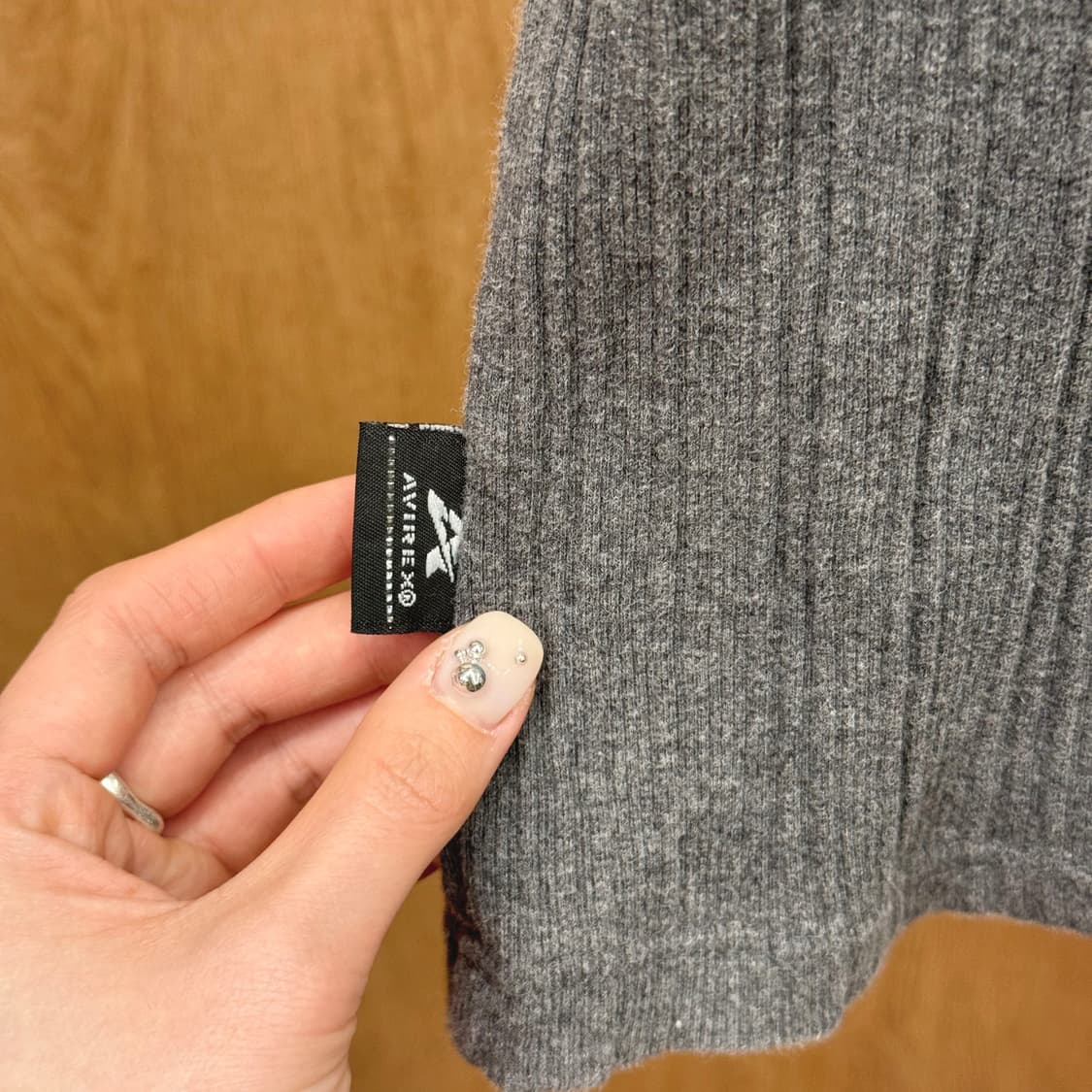 아비렉스 반팔 니트 티셔츠 브이넥라인 자수 디테일 그레이 상품이미지6