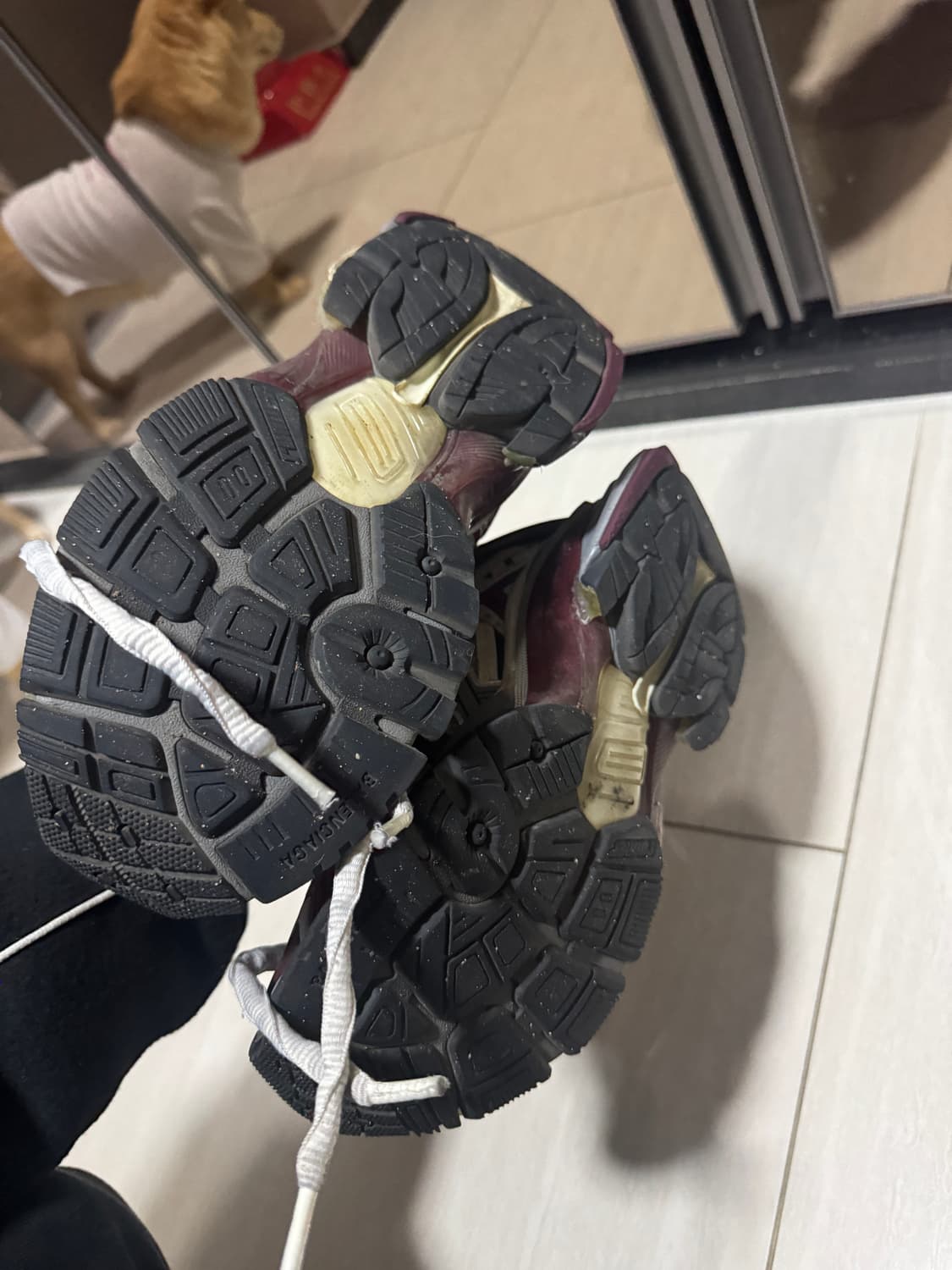 발렌시아가 뉴러너 버건디 상품이미지3