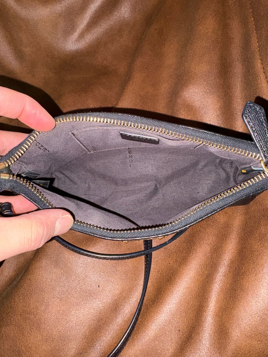 펜디 금장 레더 크로스백 상품이미지5