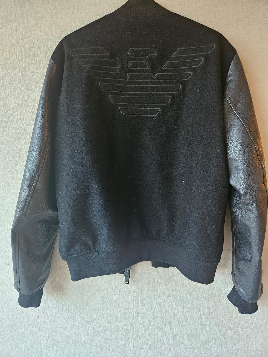 엠포리오 아르마니 블랙 가죽 배색 자켓입니다
- 사이즈는 M 입니다
-  상품이미지1