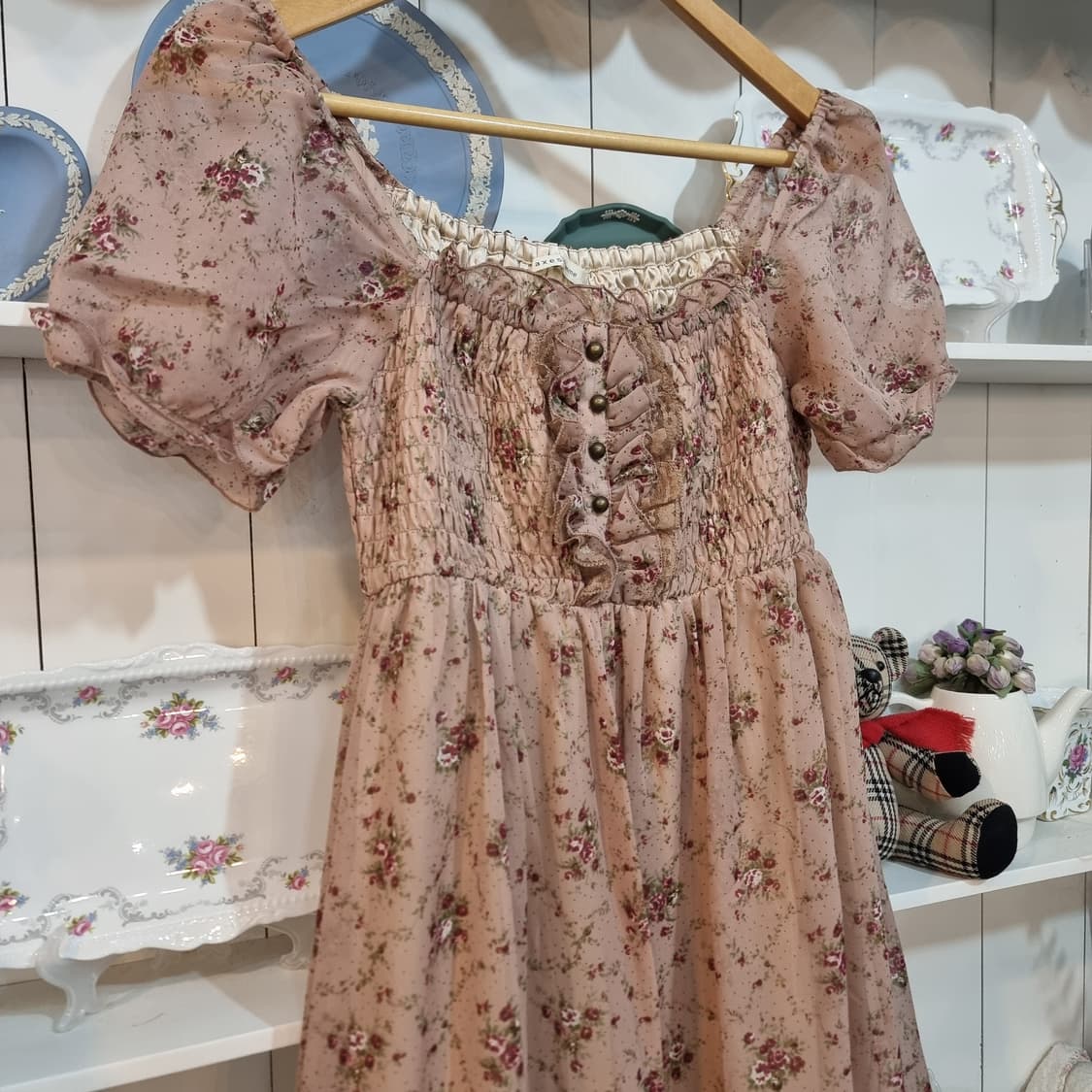 엑시즈팜(axes femme) 로즈 플라워 셔링 스모크 오프숄더 원피스 상품이미지3