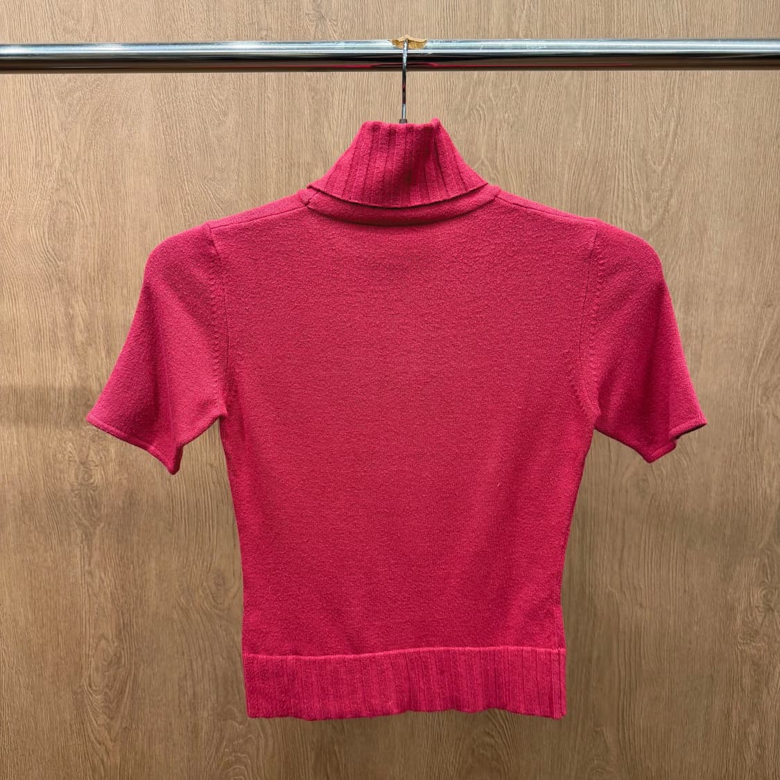 막스앤코 터틀넥 반팔 니트 골지 넥 밑단 디테일 슬림핏 레드 상품이미지3