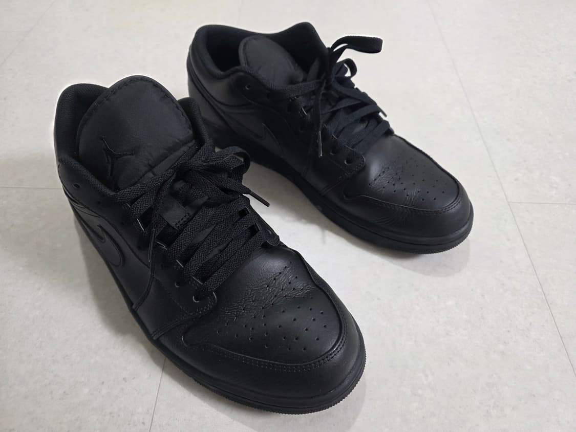 나이키 에어 조던 1 로우 트리플 블랙 300 상품이미지2