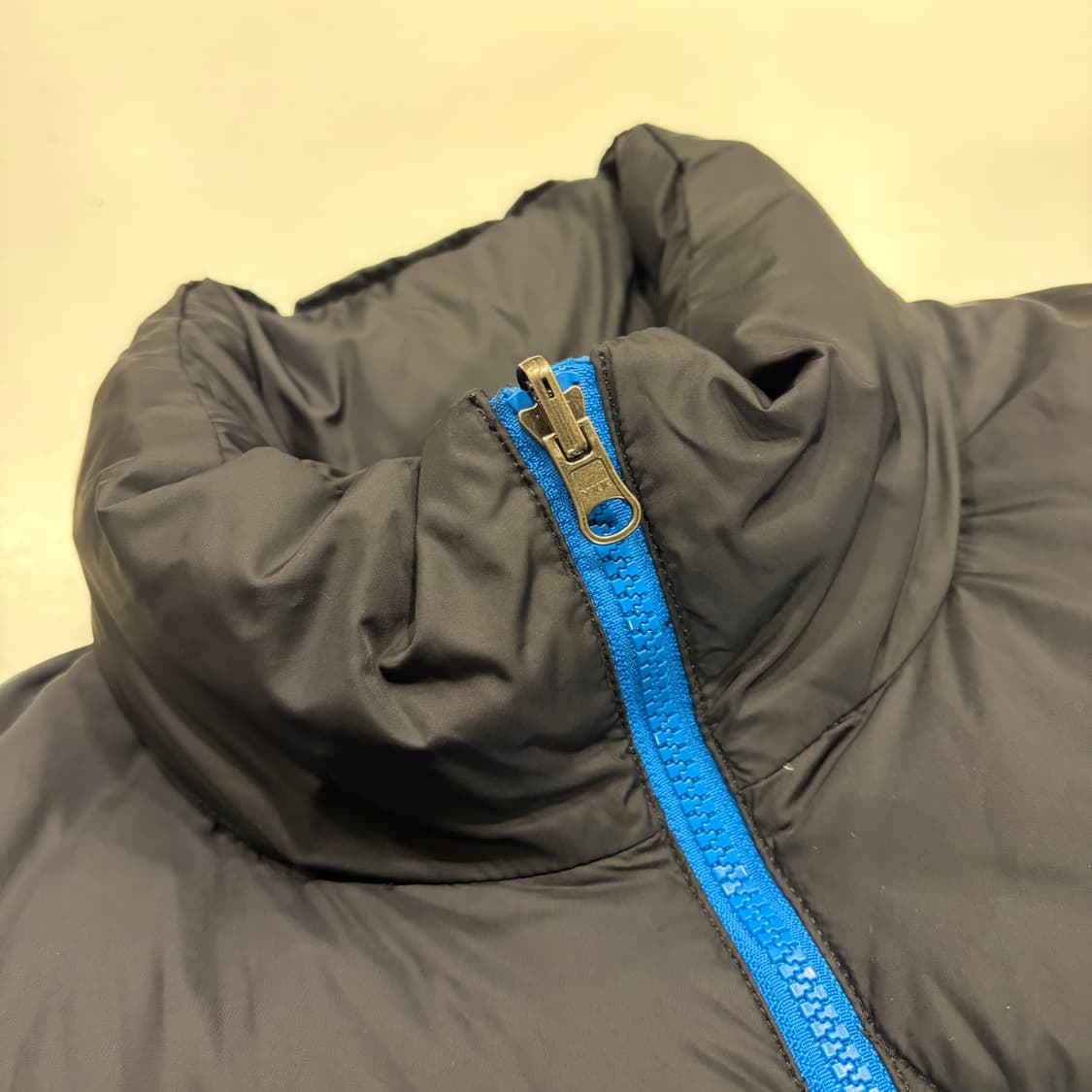 [90] 노스페이스 700 눕시 다운 패딩 블루/블랙 B768 상품이미지4