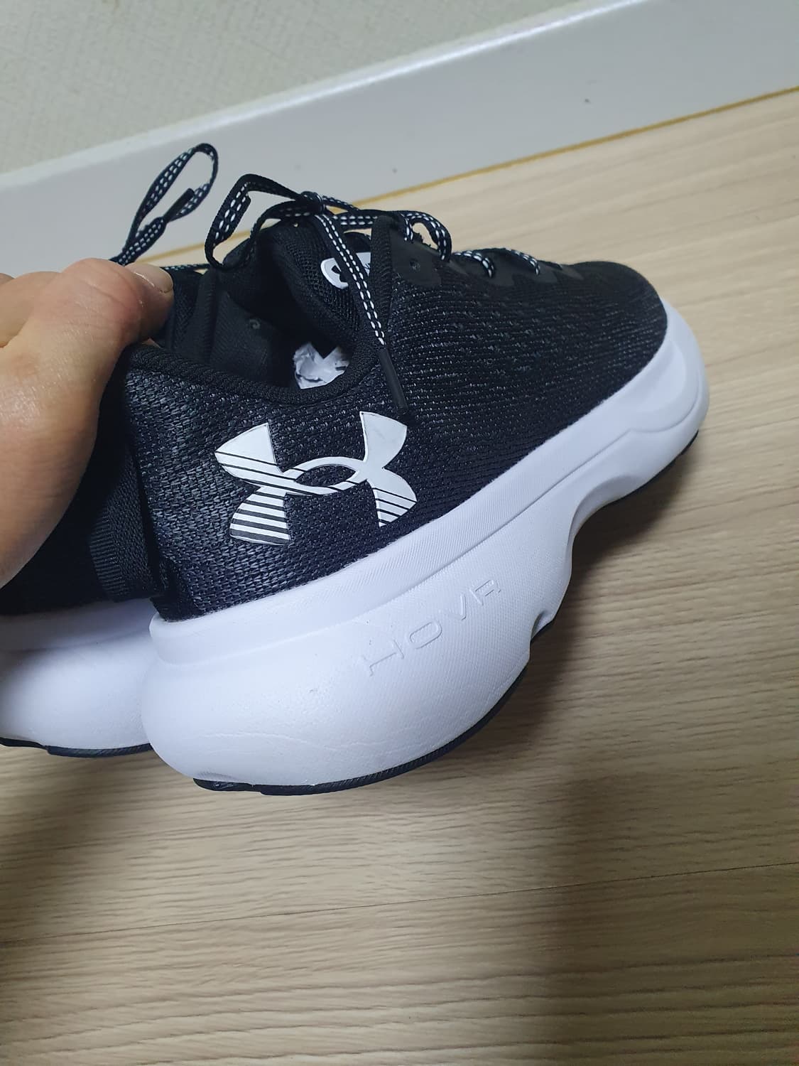 언더아머 HOVR 블랙 운동화 285 상품이미지6