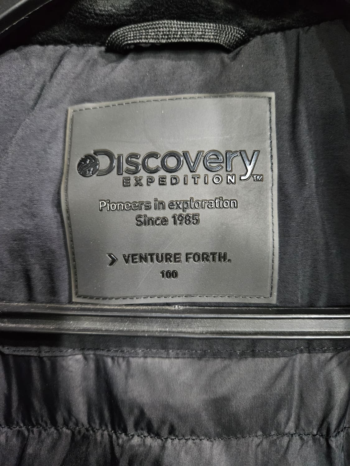 디스커버리 블랙컬러 남성 넉넉한 100 덕다운 패딩  상품이미지3