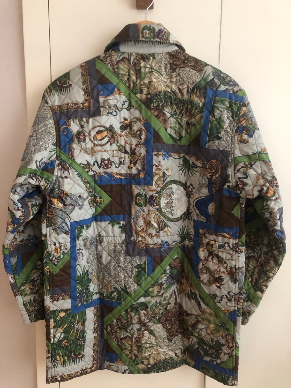 페라가모 프린팅 경량패딩 자켓 상품이미지3